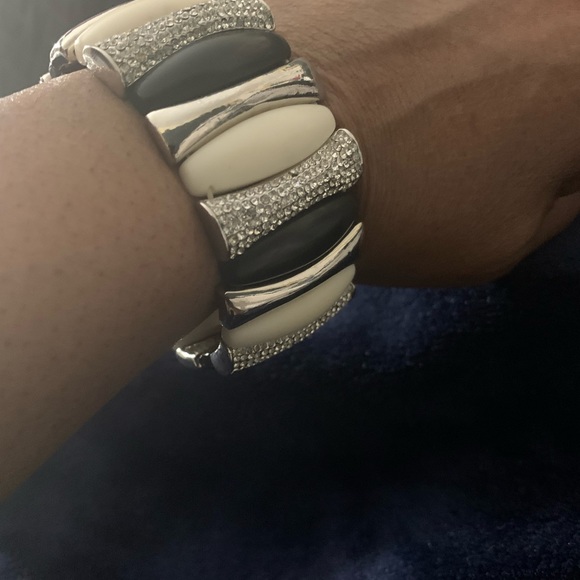 Pre-owned, gently used stretch black, white and silver sparkle bracelet. - Picture 5 of 10